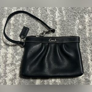 Coach Black Leather Wristlet Logo Hangtag Classic Minimalist City Chic Timeless